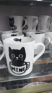 昨日の朝に山形のダイソーで買い物しとったらオバチャンが、 「峰って名前の猫のマグカップ」 って言ってたけど、僕は違うと思った。マグカップ ダイソー商品一覧