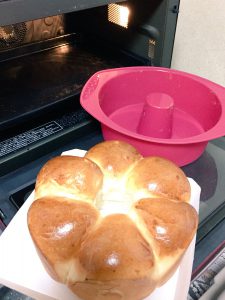 ダイソーの300円シフォンケーキ型で パン焼いたら 自分的にメッチャいい感じで 朝からテンション上がった⤴️シフォンケーキ型 ダイソー商品一覧