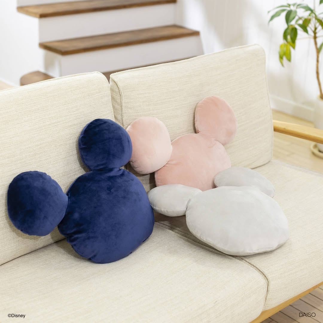 ダイソー もちもちクッション(ミッキーアイコン)